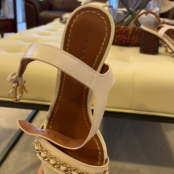 Medium heel coach sandal. Size 6. - Picture 4 of 4